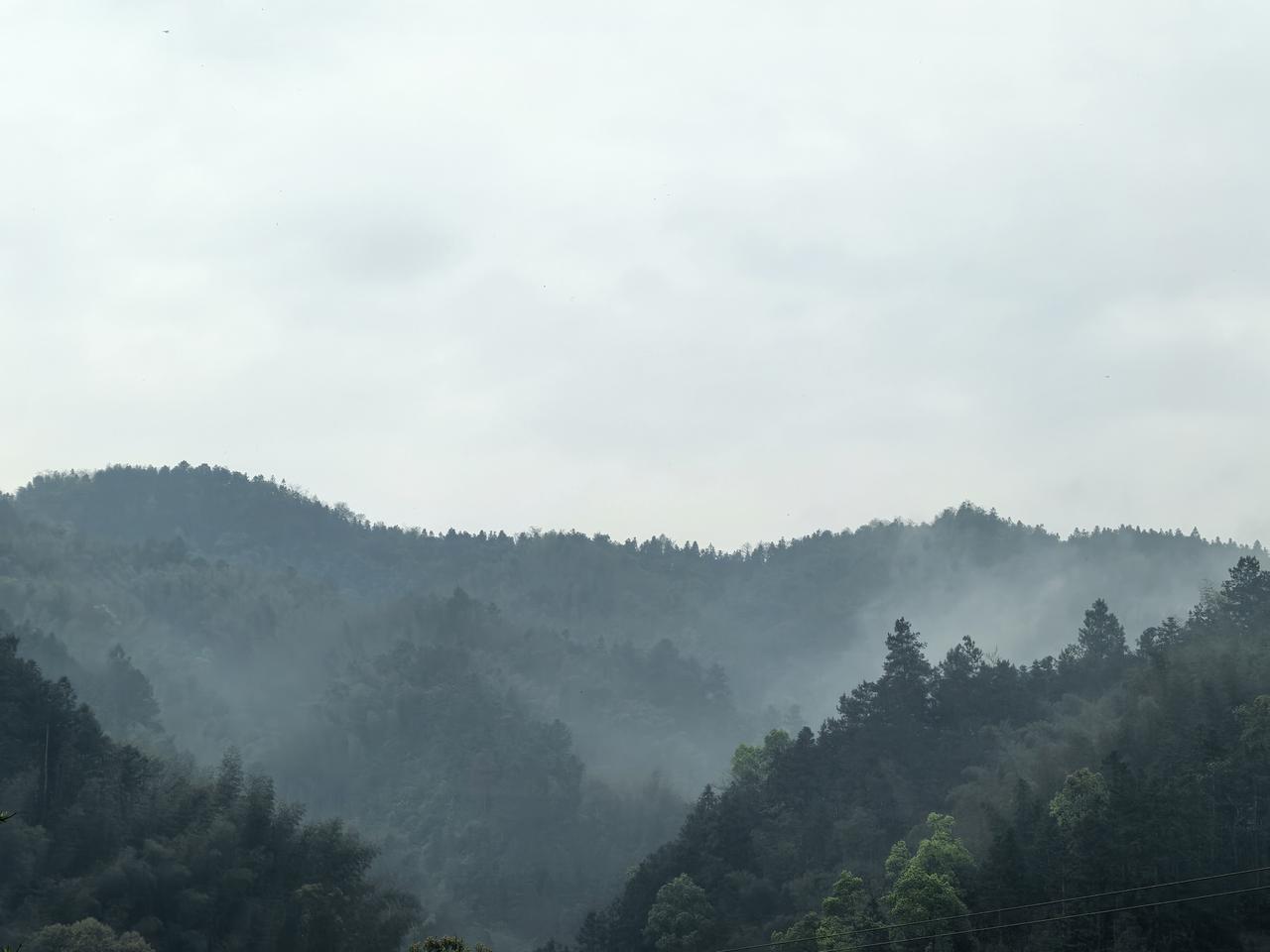 凌晨一点多，被隔壁一阵大笑声吵醒了。老婆翻了个身说，隔壁住进来了一群年轻人，喝酒