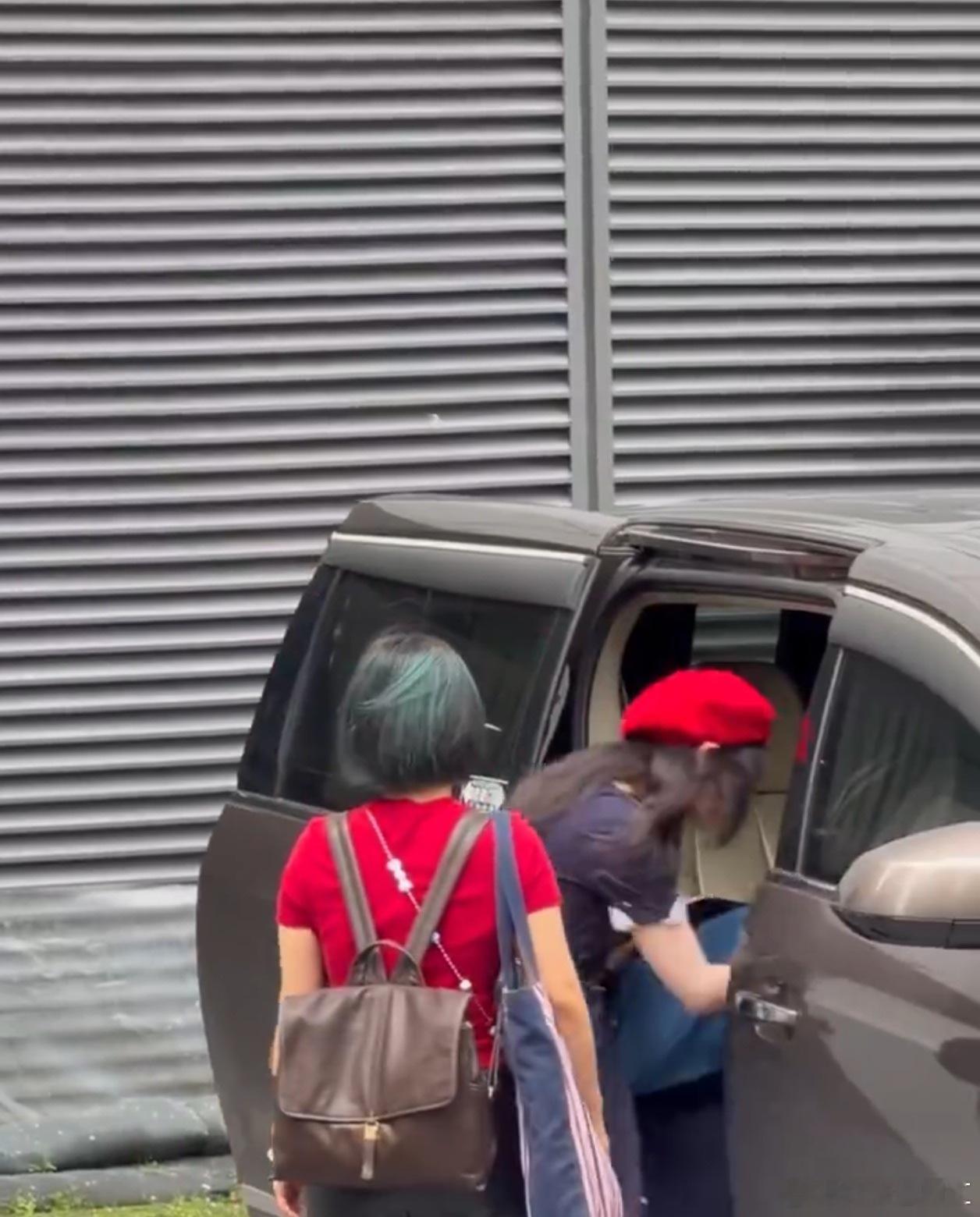 张婧仪hi6造型好会！红色贝雷帽点睛之笔，蓝裙清新又可爱！张婧仪hi6红色贝雷帽