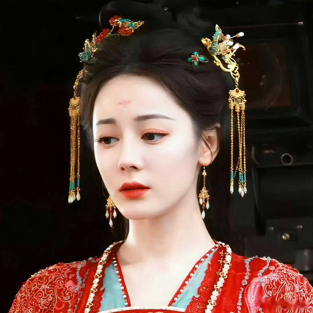 #迪丽热巴陈飞宇慕胥辞婚服路透#迪丽热巴新剧婚服造型也太美了吧！和红色适配度好高