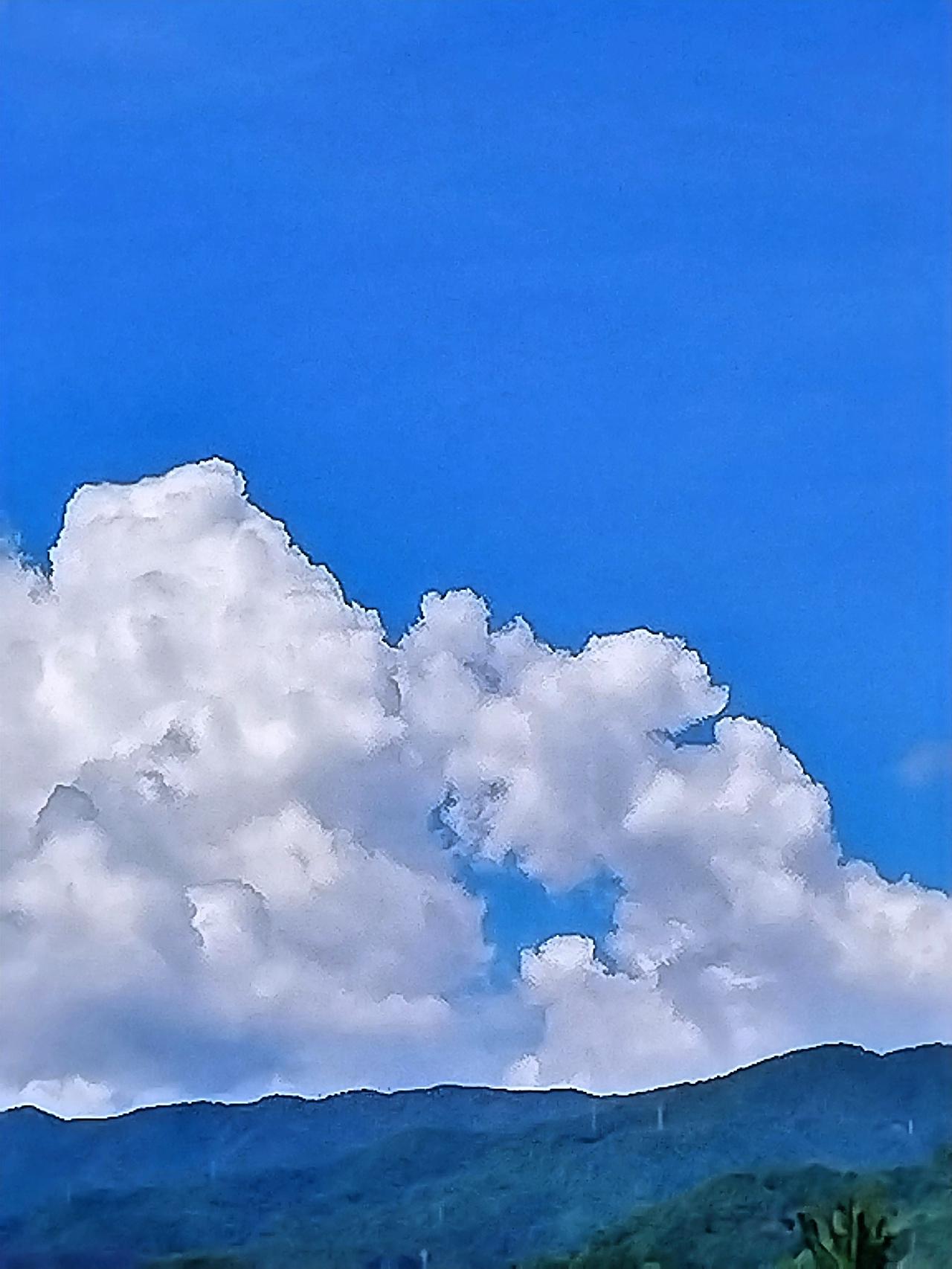 蓝天白云，山峦静谧，美不胜收。