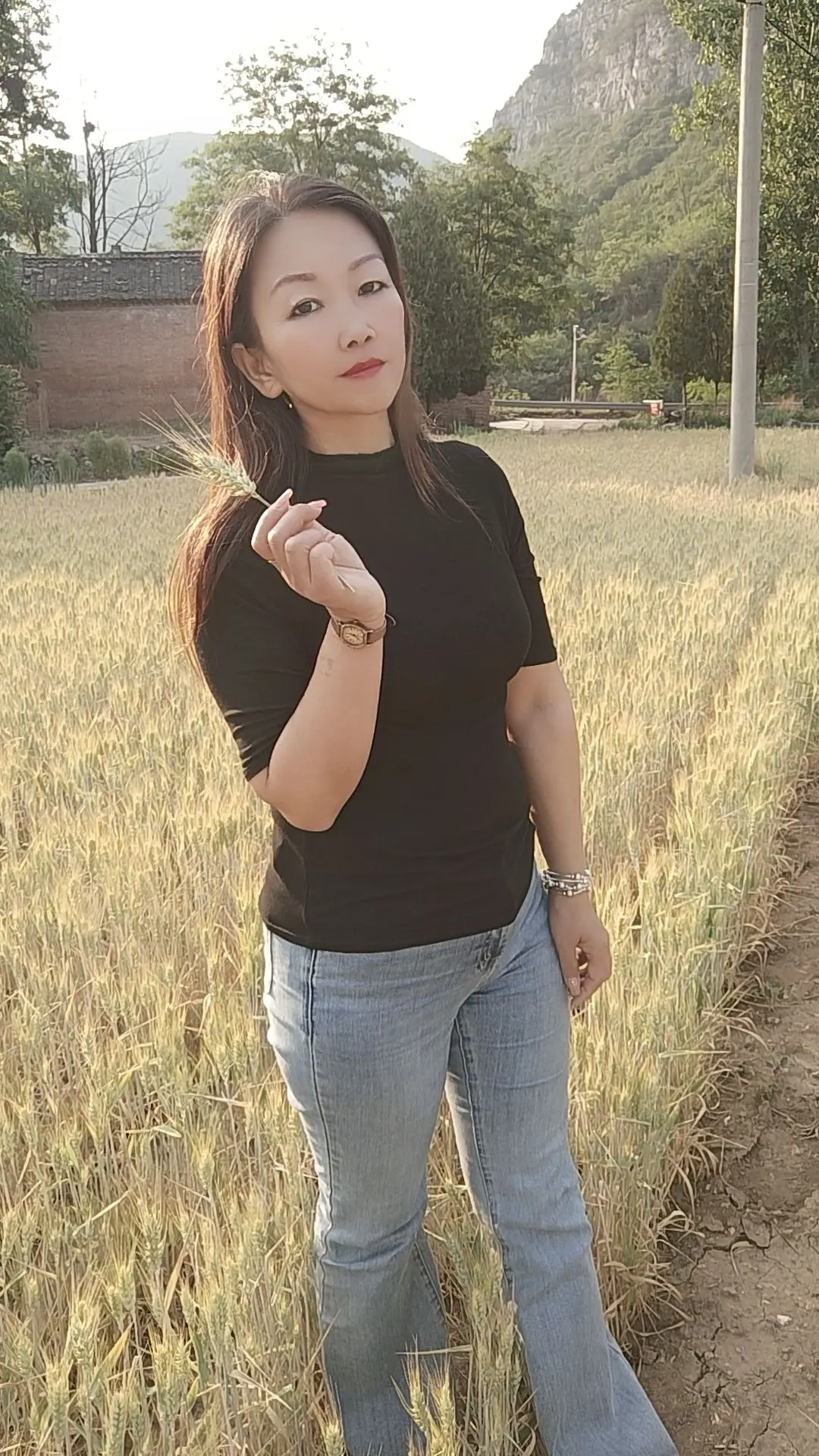 成年人的清醒就是；看透不拆穿，讨厌不翻脸。不是怂了，是明白了，有些事不...