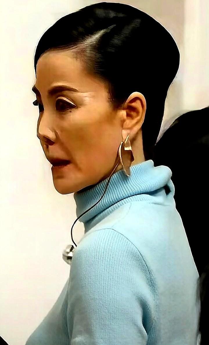 别再羡慕王菲和谢霆锋了，那种神仙爱情，普通人根本玩不起。

复合11年，不住一起