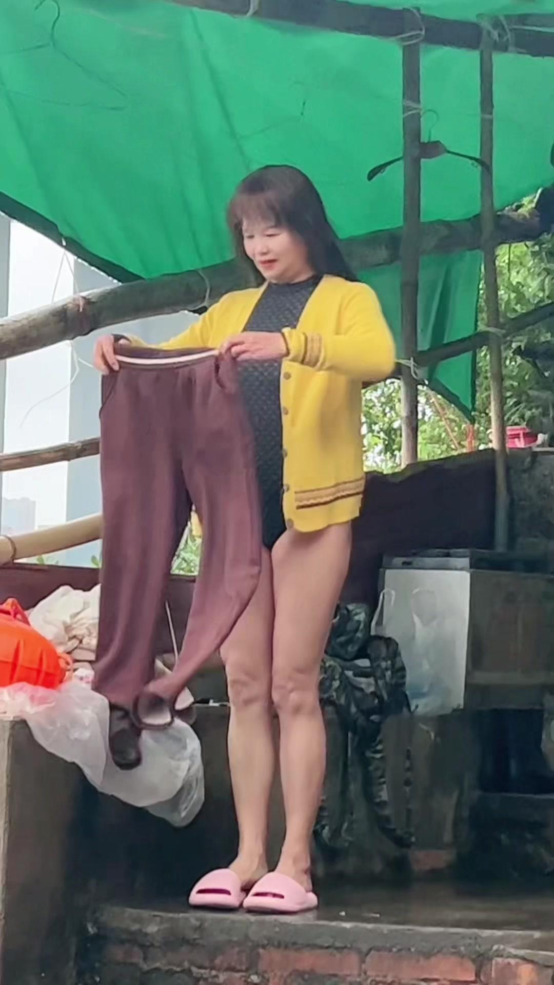 冬日柳江，泳者无畏！🌊在柳州，冬天的柳江总带着一丝寒意，可总有人愿意...