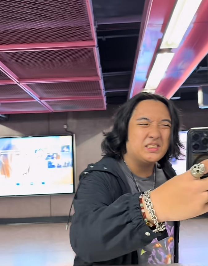 猜猜图1的小胖子是谁？
若猜不到请看图2，还猜不到请看图3。