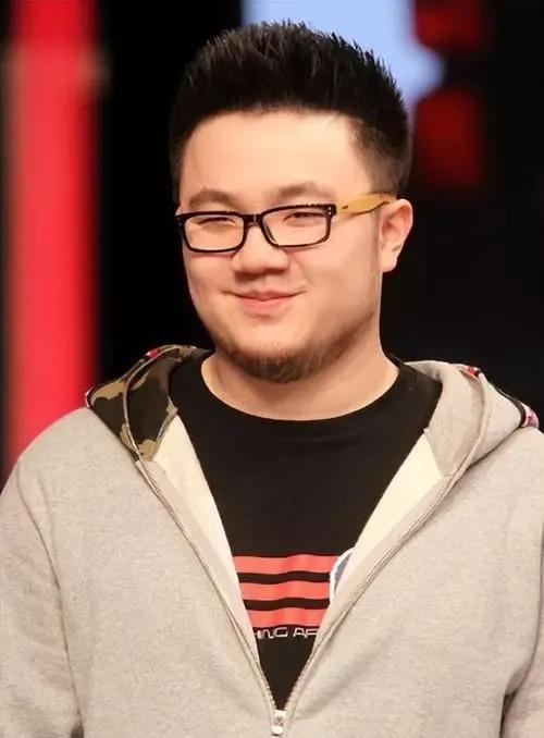 巴图回应英达：父亲我不怨你，也不嫉妒弟弟妹妹，更没必要认祖归宗了。
从小巴图就被