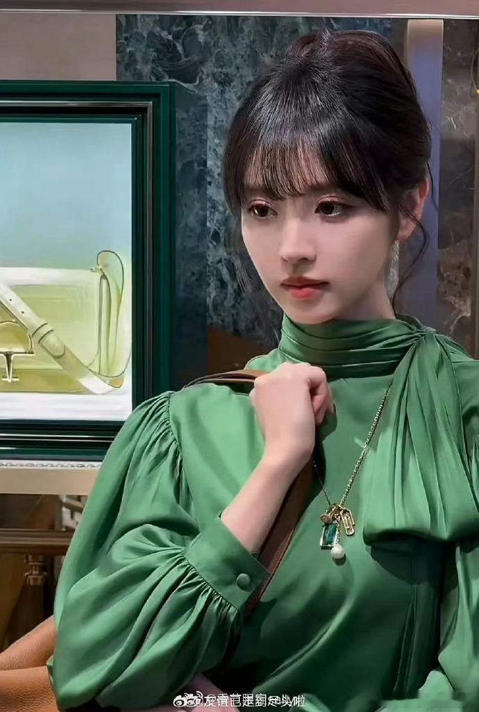 田曦薇王楚然同框解锁 Gucci 高领造型，复古韵味十足，一人灵动一人清冷，美得