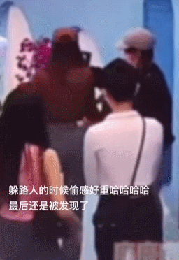 迪丽热巴偷偷打卡被监控拍到监控拍到了迪丽热巴出片过程  热巴偷偷打卡也太有趣了，