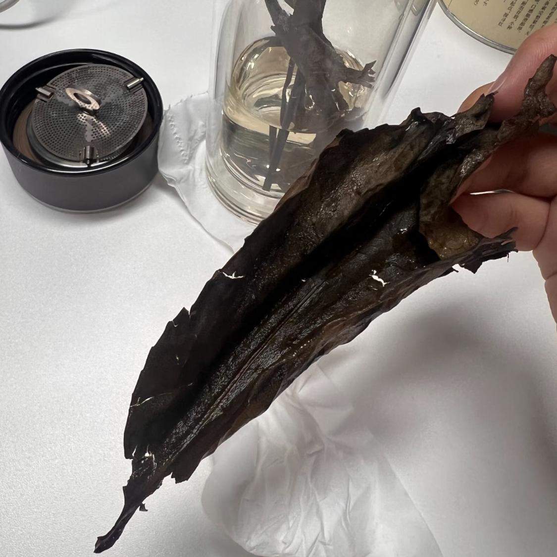 朋友说这是禅茶，朋友的朋友送的，朋友的朋友是个出家人。

这个茶喝起来，像红茶，