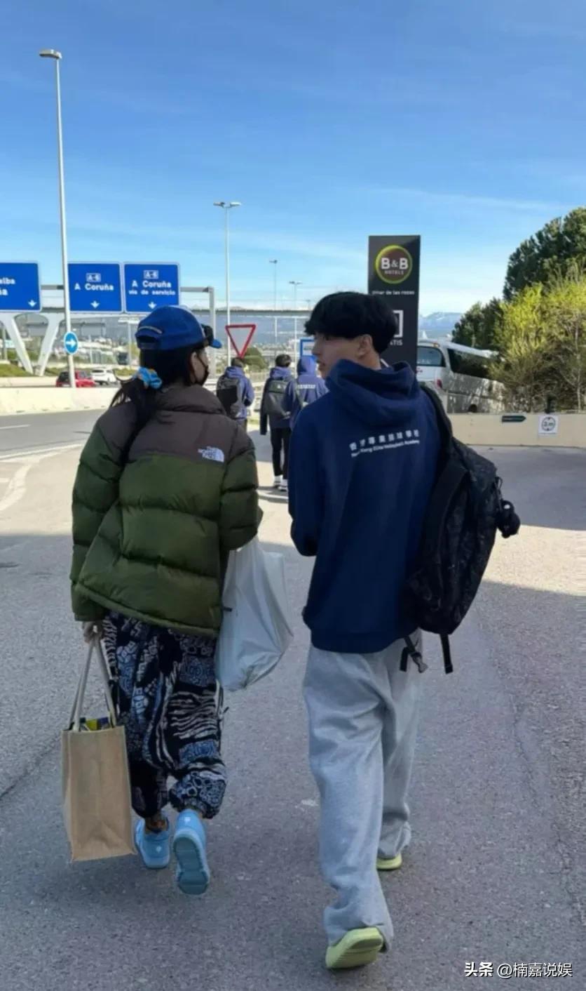 张柏芝晒和二儿子Quintus背影照，老二侧脸真的超级像爸爸谢霆锋啊！
张柏芝穿