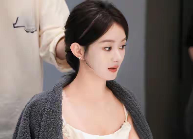 赵丽颖和冯绍峰因共同送娃被传复婚二胎，七个月后流言才平息。可她一场品牌直播又遭恶