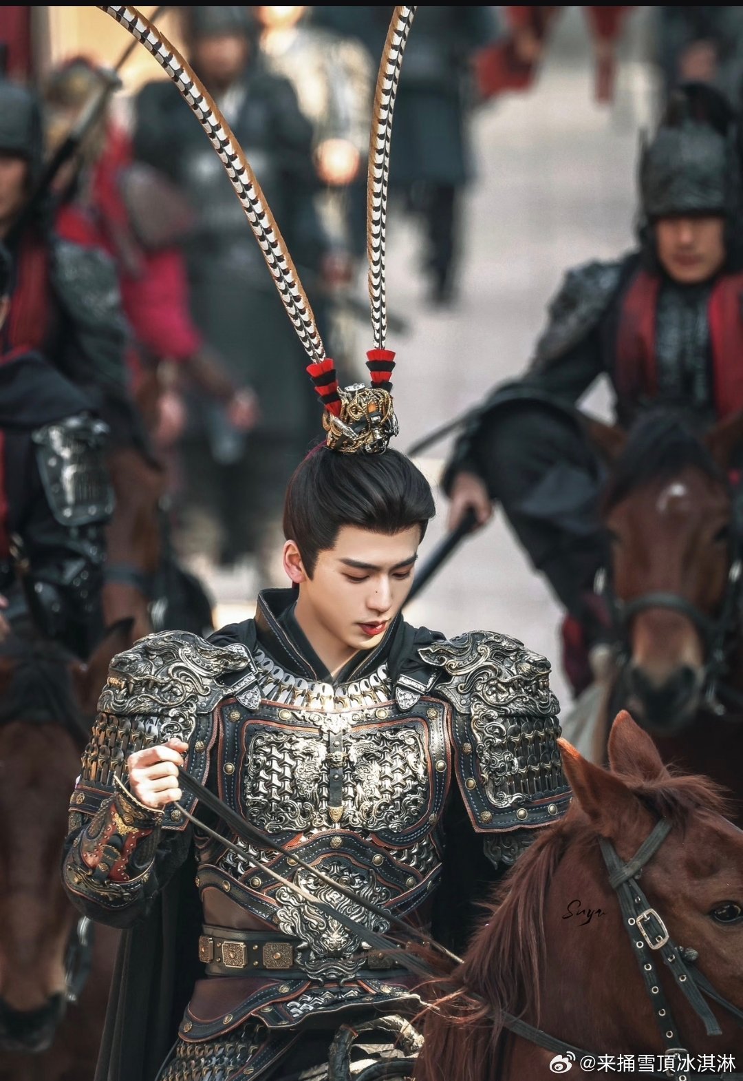 谁还没试过逐玉同款造型变装雉翎少年将英气逼人，簪花女将军柔美能打，双强太好磕 