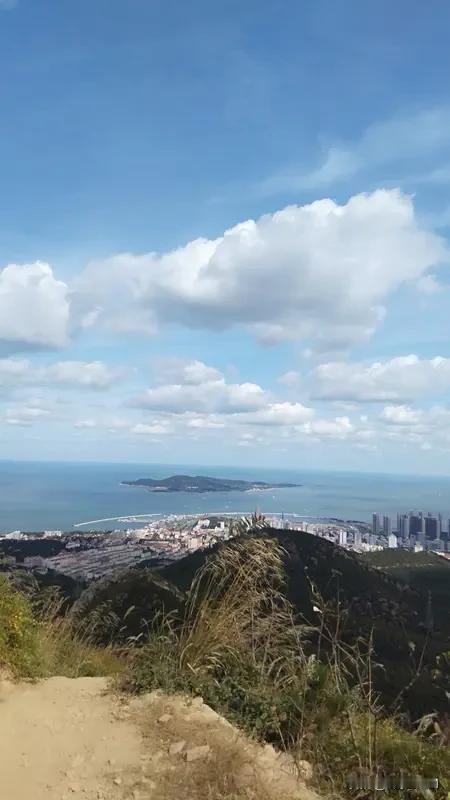 爬山与看海，恰似我心中的白月光与朱砂痣。
爬山时，每一步都是对体力和意志的挑战。