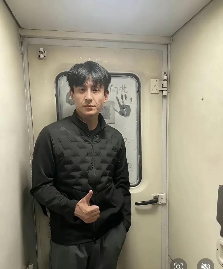 横店那些拍“战神归来”的剧组，一夜之间全撤了。
不是拍完了，是拍不下去了。