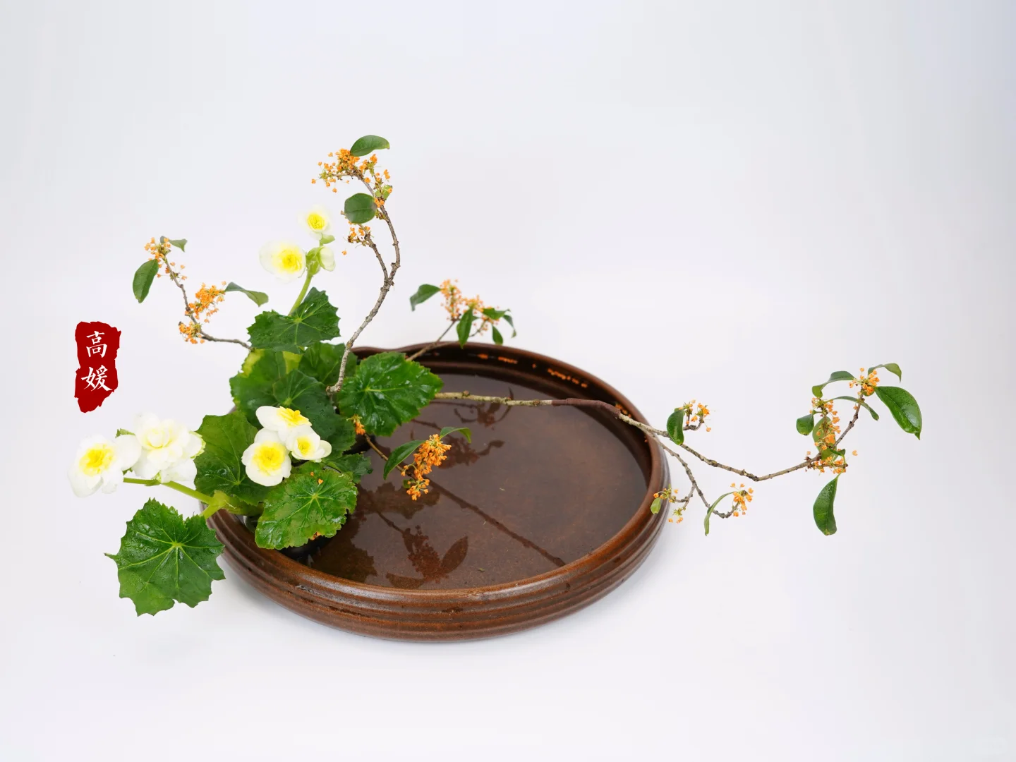 山寺月中寻桂子，郡亭枕上看潮头