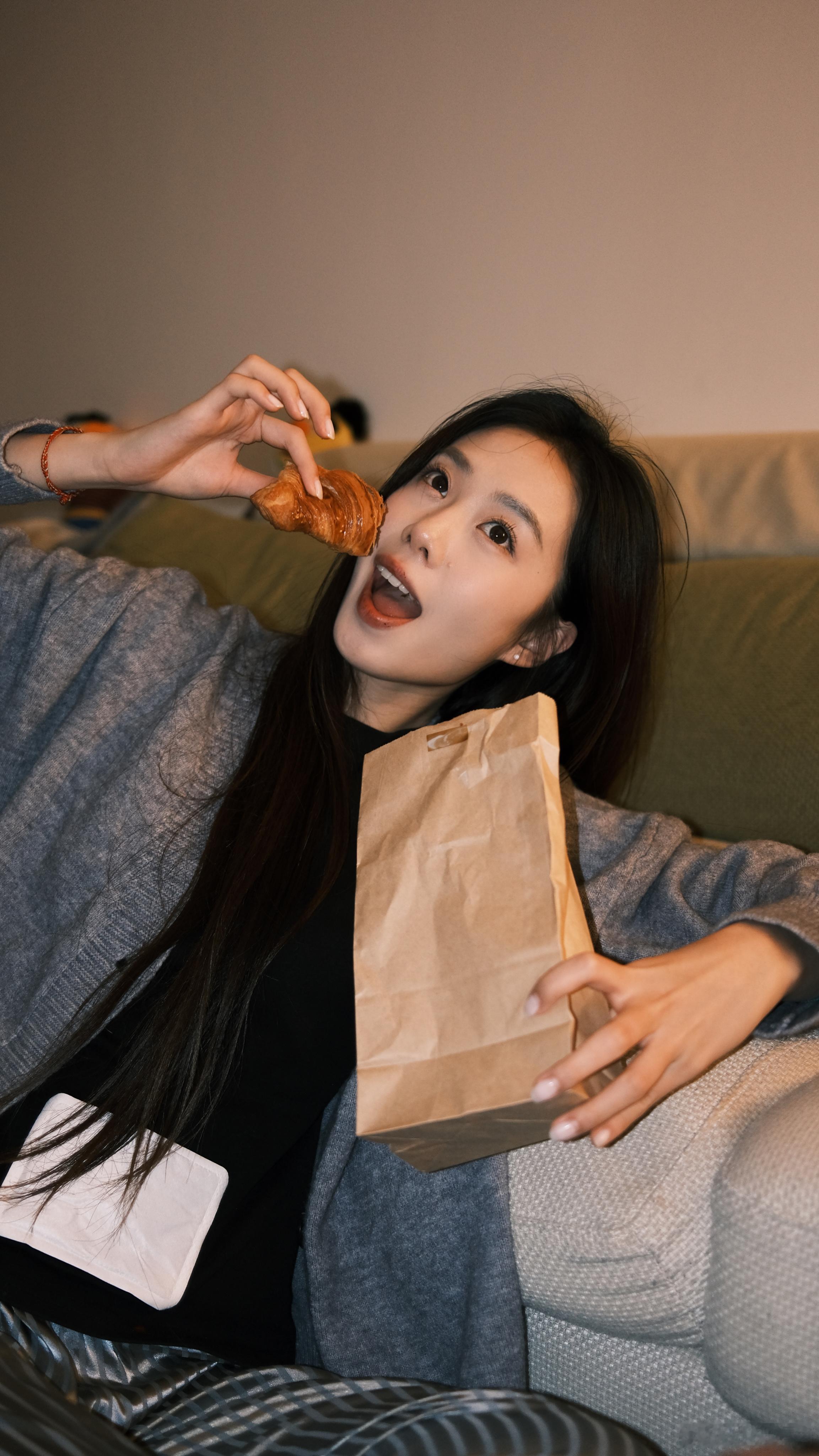 喜欢这种生活中的瞬间被记录的感觉，我想，在一段关系里足够开心，才能有时时刻刻都能