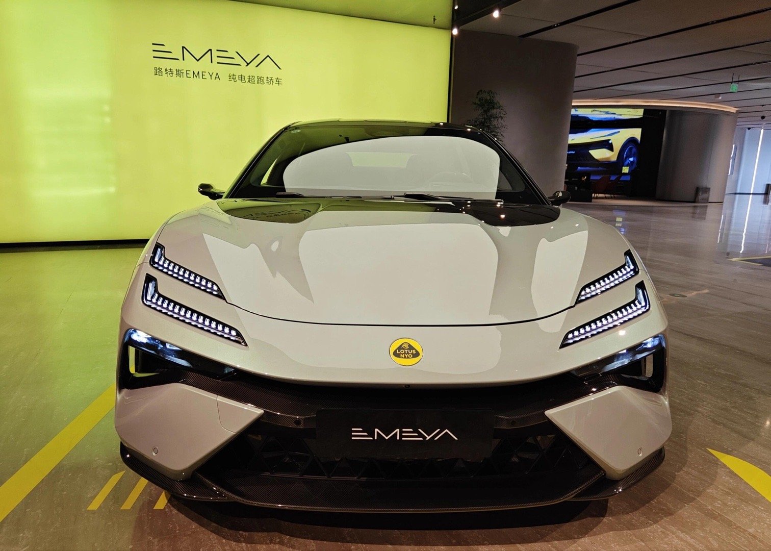 路特斯Emeya🚗1️⃣外观：作为一台GT车型，Emeya拥有低矮、宽阔的车身