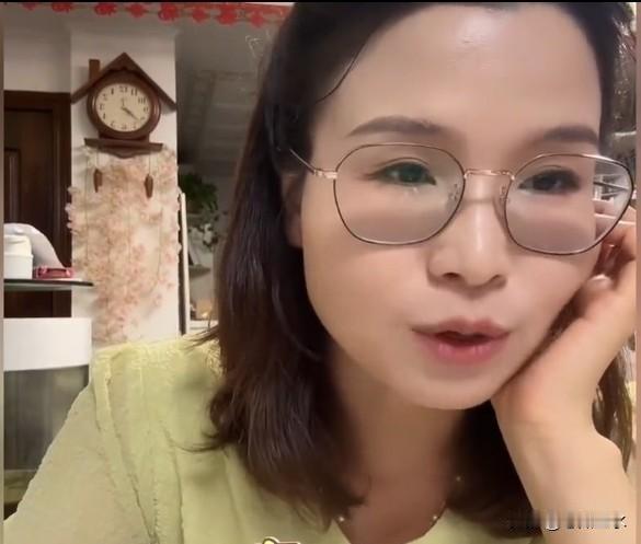 孩子开学在即家人专程回国，孩子爸爸却始终不露面，看着心里挺难受
 
A妈独自带着