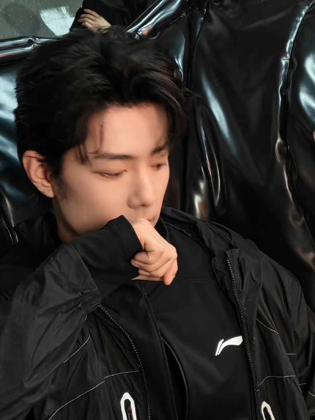 肖战风掠过镜头live肖战全黑live图肖战live图好帅啊！！！全黑造型更显压