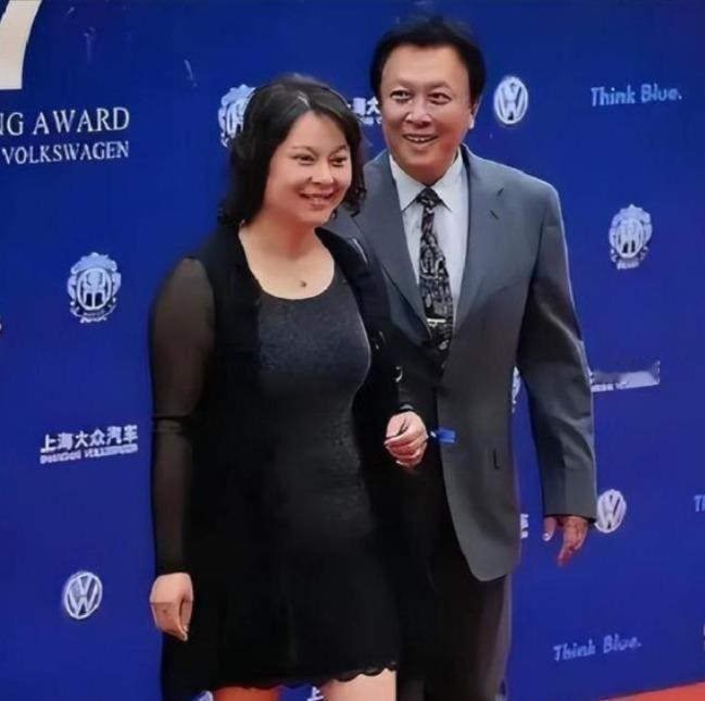 唐国强女儿唐莉，43岁，没进娱乐圈，也没住豪宅，被拍到在县城小饭馆里忙前忙后，儿