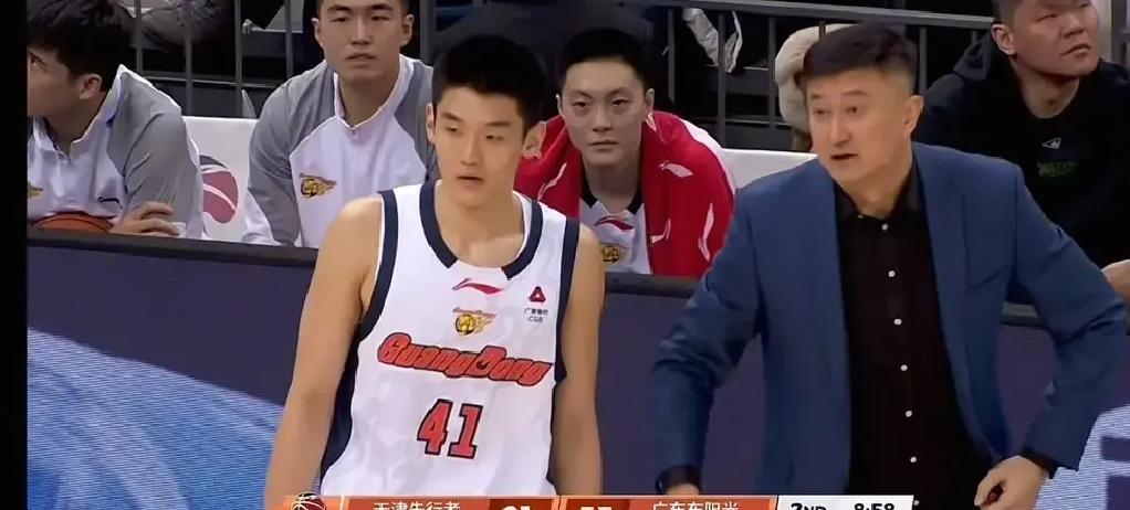 12分钟拿4分，他快被外援撞散架了
 
昨晚打天津，王洪泽又被拉去顶大外。胳膊细