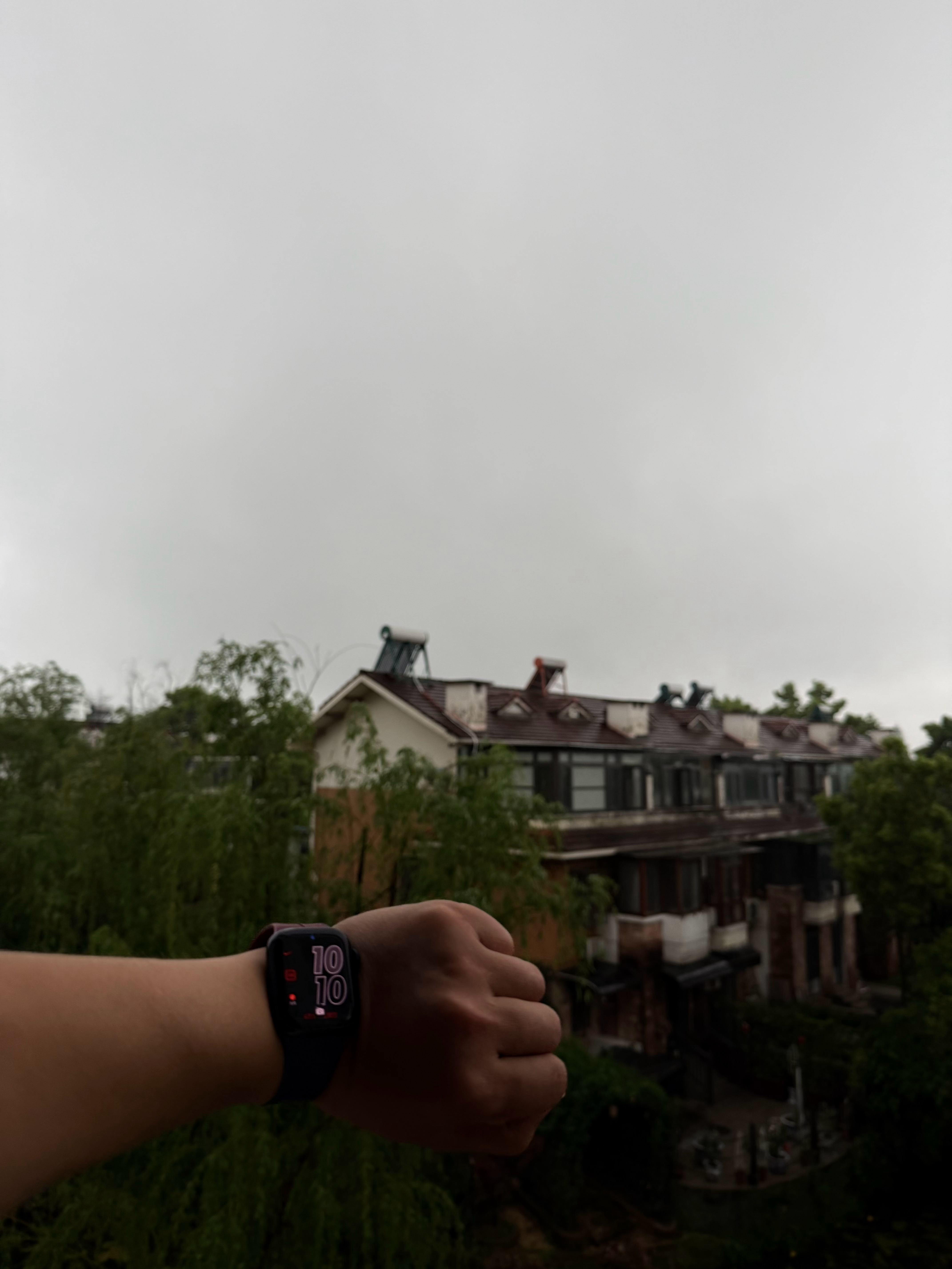 武汉暴雨 我躲在出租屋里 不敢出门十点多了 ，天还是乌漆嘛黑的 