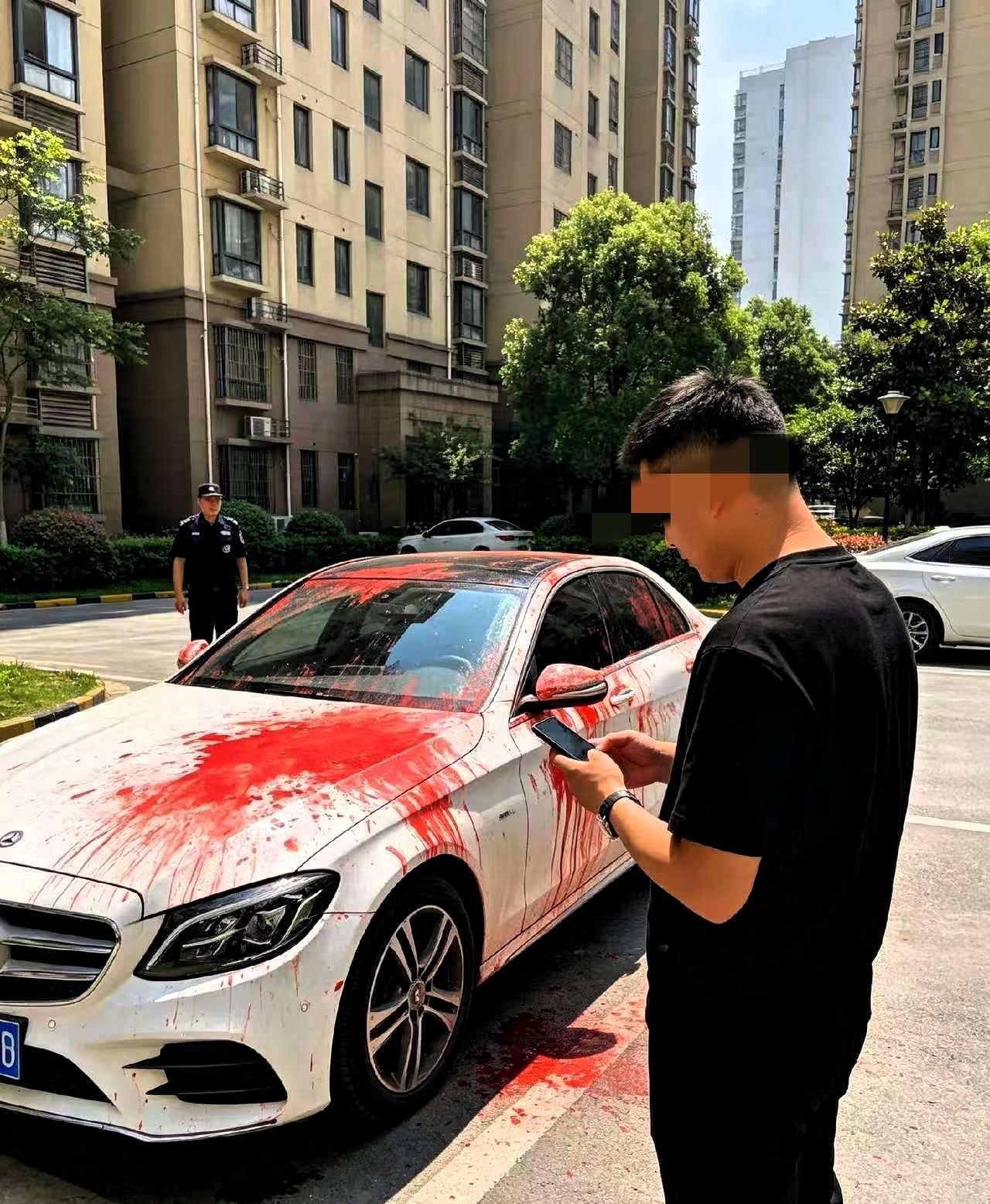 奔驰车主被人泼了满车红漆，他非但没洗车，反而天天给红漆拍照，一个月后警方告诉他：