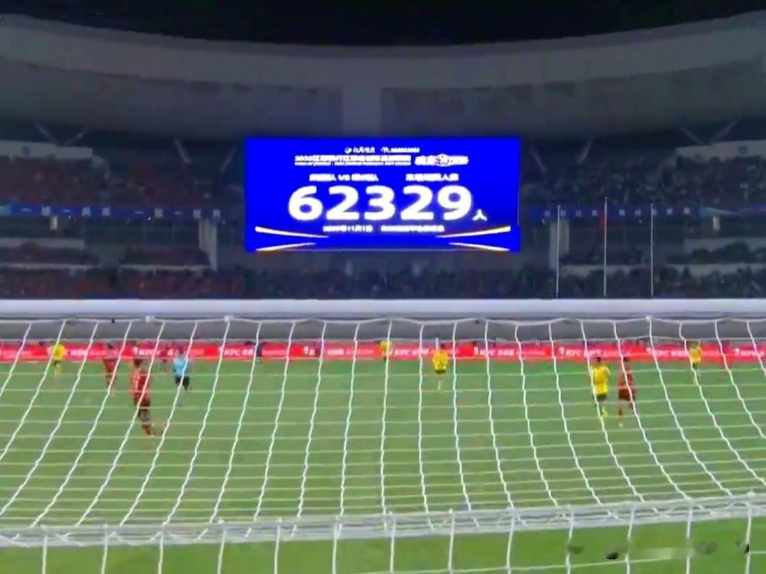 苏超决赛现场观众:62329人
创造苏超新纪录，比中超本赛季最高上座纪录多出38