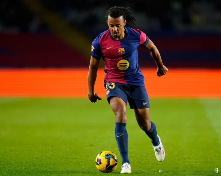 西甲第22轮比赛，巴萨客场3-1击败埃尔切。孔德在比赛第84分钟感到肌肉不适，主