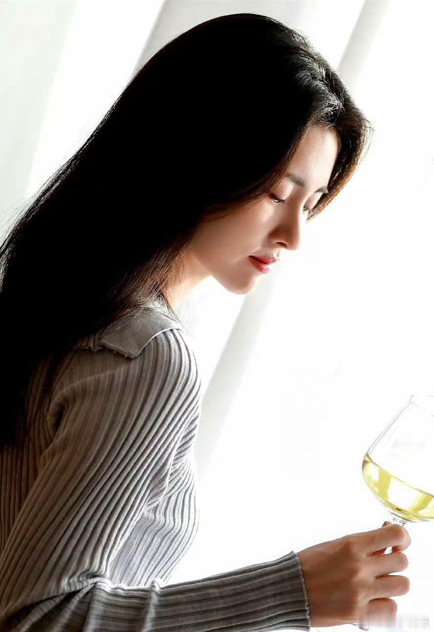 酒逢知己千杯少，话不投机半句多。三观相契的人相见恨晚，三观不契的人形同陌路。珍惜