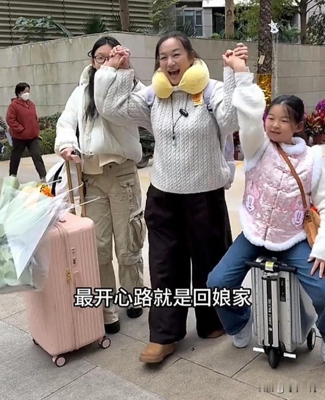 最开心的路就是回娘家，很少能看见许健华仿佛小女孩一般，虽然已人到中年，但是回娘家