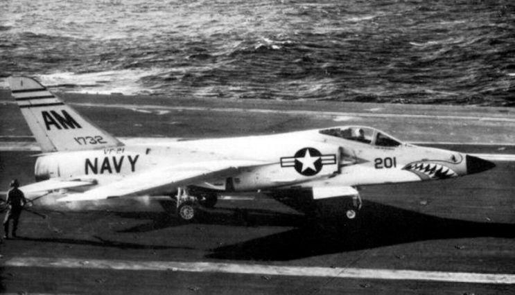 1957年，美国海军的一架正在着舰的格鲁曼F11F-1“虎”舰载战斗机。