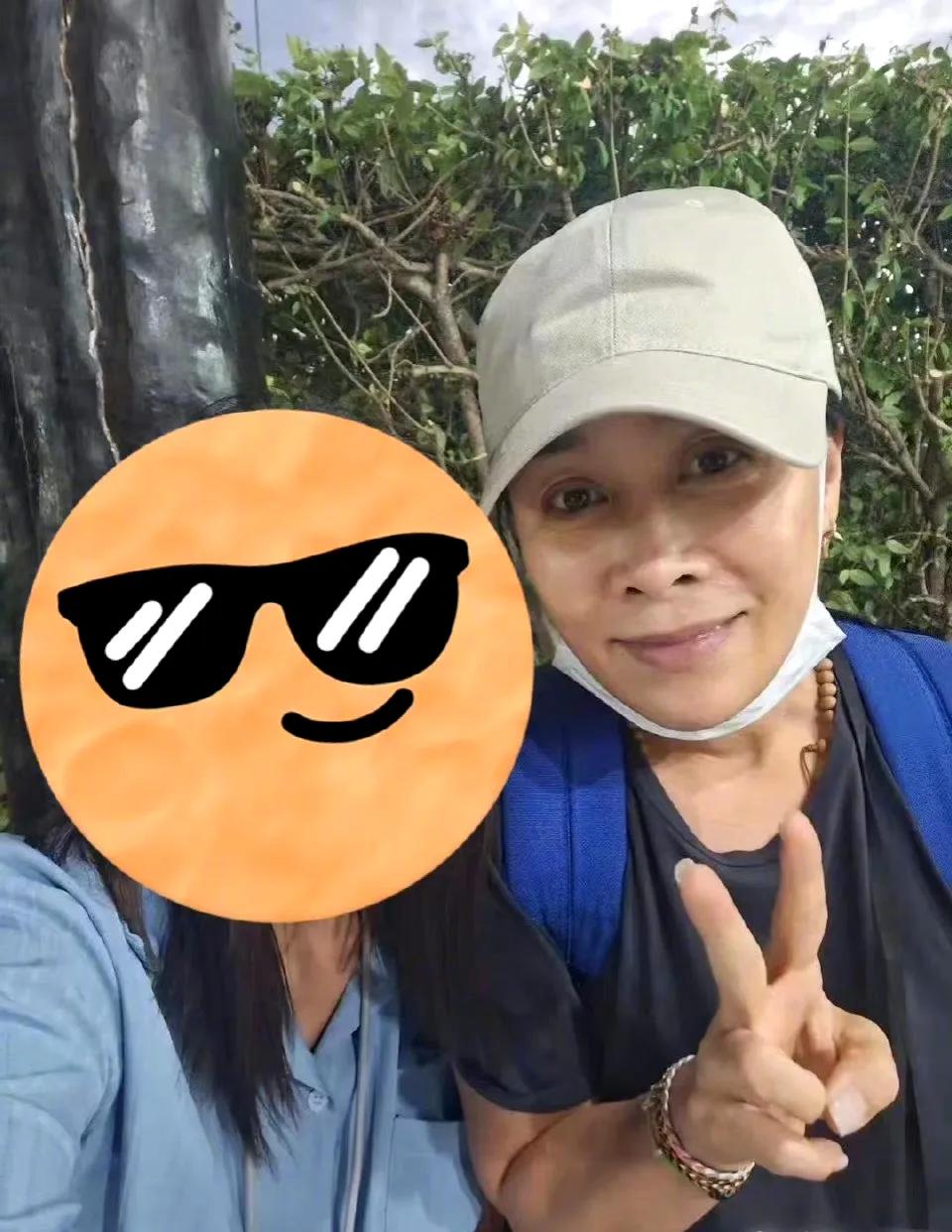 那英，
确实有些不一样了，
有种强颜欢笑的感觉，
而且打扮的非常低调朴素，
脖子