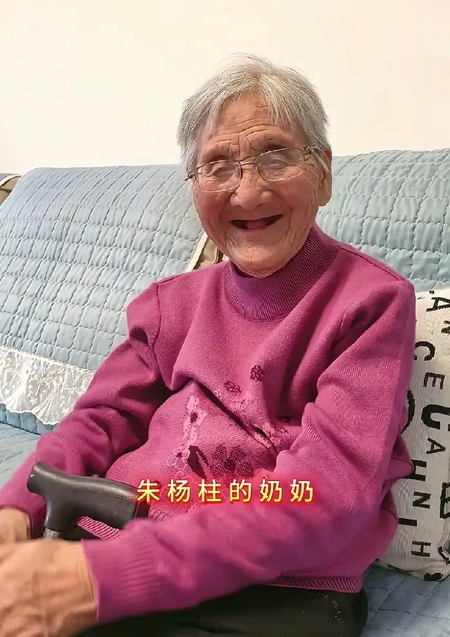 航天员朱杨柱，最幸福的事，不是他授予“英雄航天员”英雄称号，而是他有一位慈祥的奶