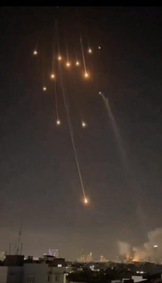 伊朗用一枚携带1.5吨重集束弹头的重型弹道导弹，把165名无辜女学生的血债连本带