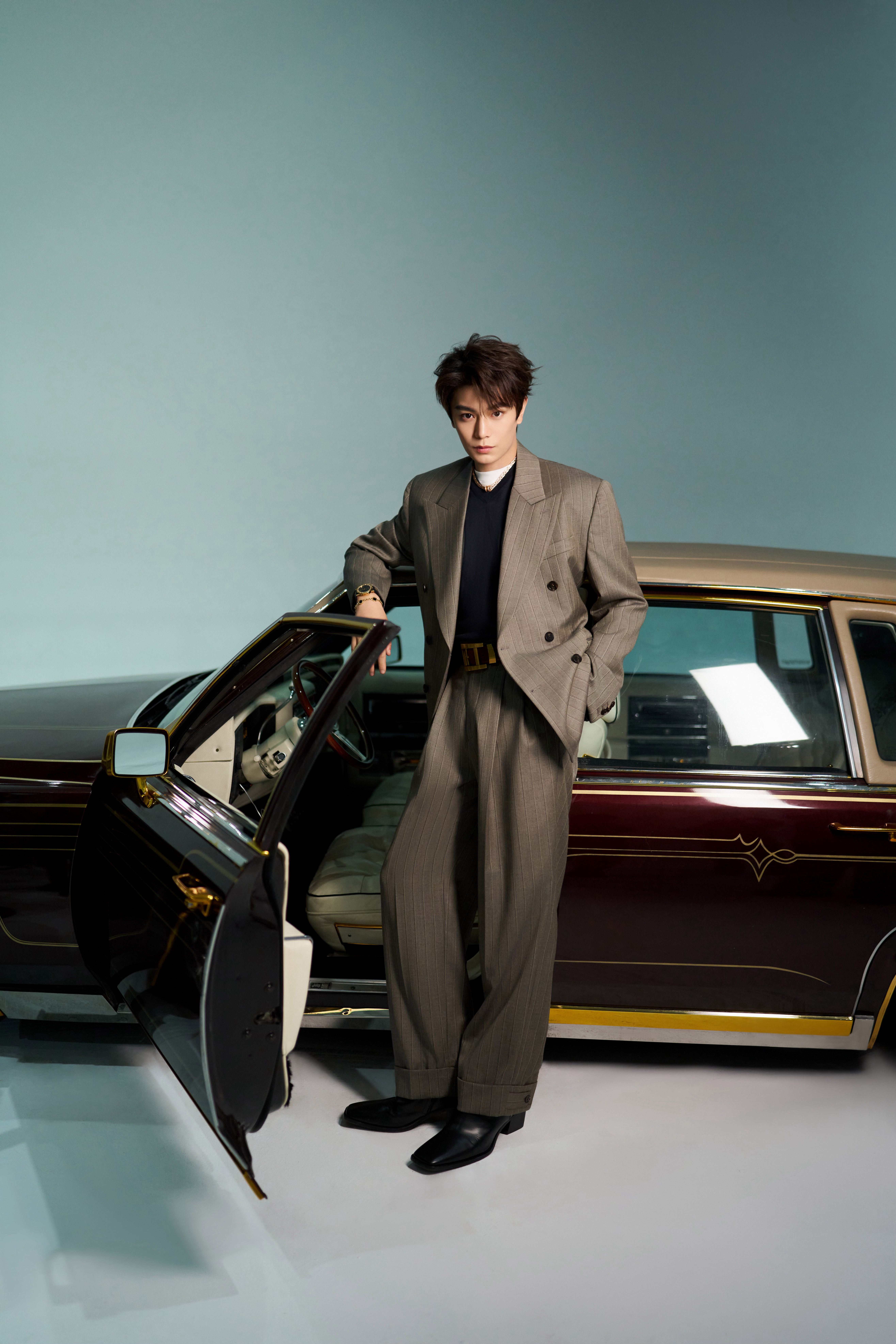 丁禹兮今日出席2025星光大赏活动造型大片，身着Versace 2026春夏系列