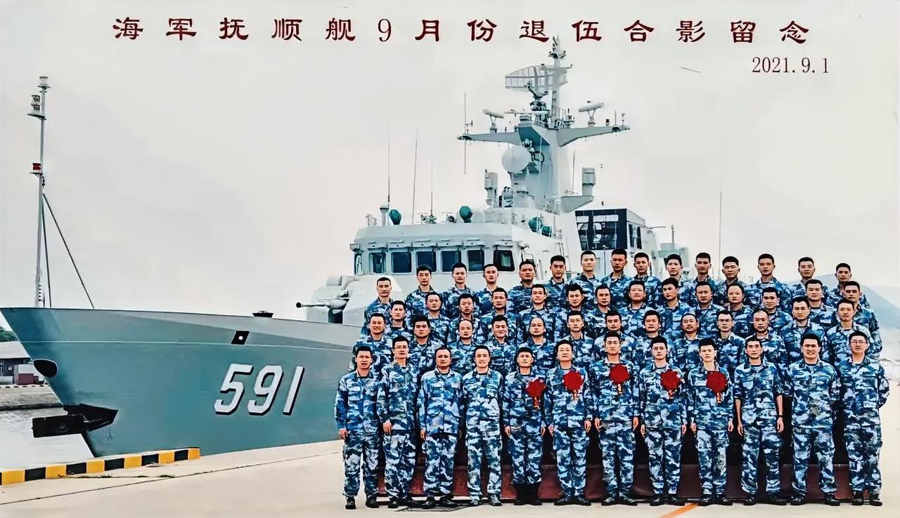 中国人民解放军海军《抚顺舰》9月份退伍合影留念
2021.9.1