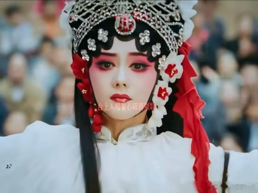 她一生都在还债·默斋主人原创人物书评散文合上书卷，夜色沉落窗前。心底像被轻轻揉捻