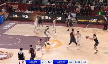 辽宁队运气太差，俞泽辰崴脚，付豪上篮转两圈儿出来了
北京时间1月17日，辽宁与山