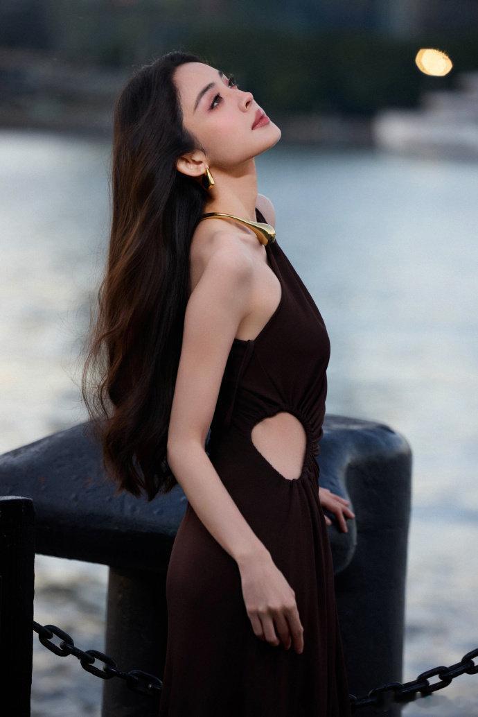 娜扎的骨相优势在单眼皮上尽显！高耸眼眶骨赋予眼部足够层次感，眼窝深邃有神，不用双