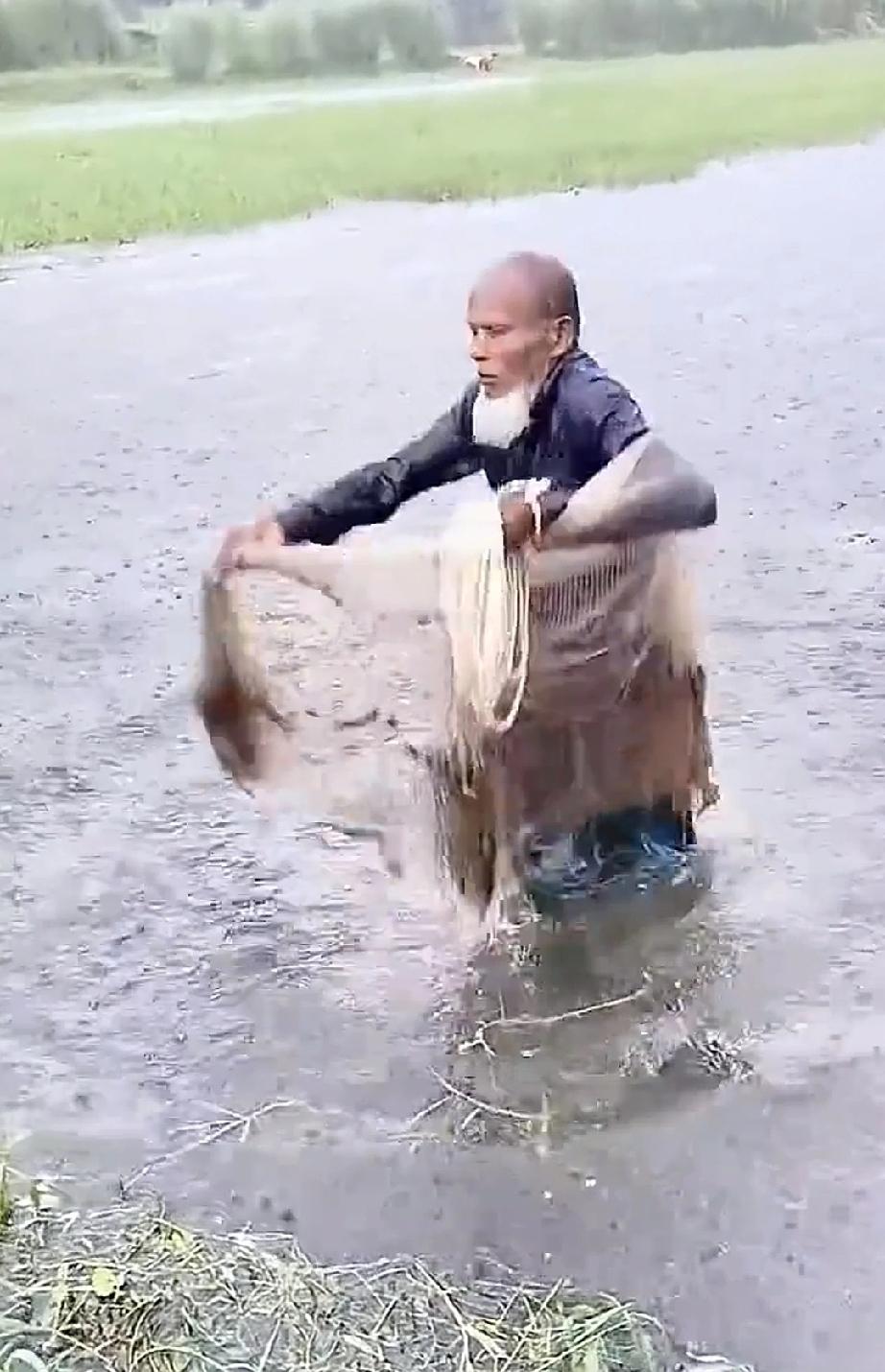 一条小河，一位银色长髯的老渔翁，任凭潇潇洒洒的雨水将身上打湿。架着一叶小舟，到了