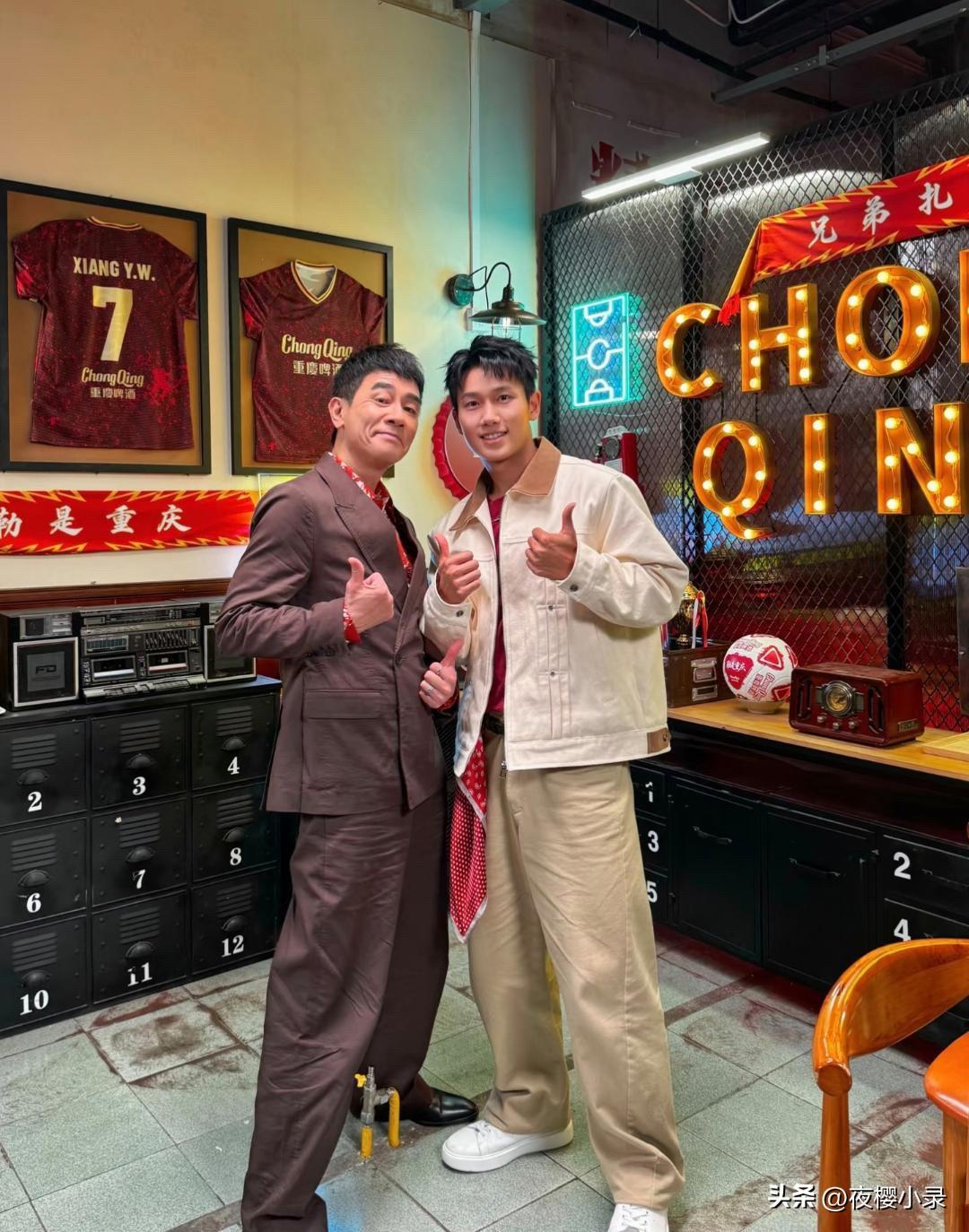 59岁陈小春现身重庆一家火锅餐馆，他的打扮很有型，但脸看起来怪怪的，疑似拉皮过度