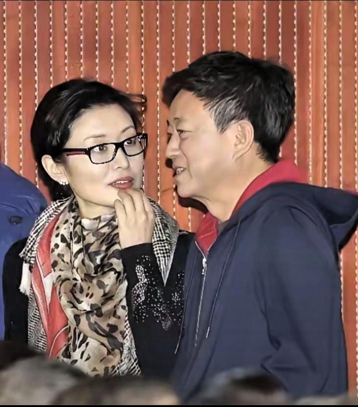 很难得看到这两位老搭档一同露面，当年两人并肩坐镇央视黄金栏目，陪伴了无数观众的日