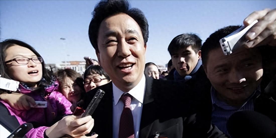 曾经风光的许家印被写进书籍里，不知哪位将关于他的一本书丢进垃圾桶里了。