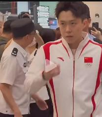 [戴口罩]“林高远和王楚钦，谁才是乒乓球的真正王者？”这一问题引发了无数球迷的热