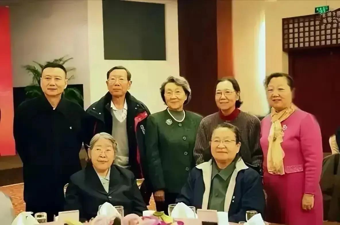 🙏请停留几秒，为伟人点个赞送朵花💐
《毛周后人的相聚》
毛家与周家的后人，