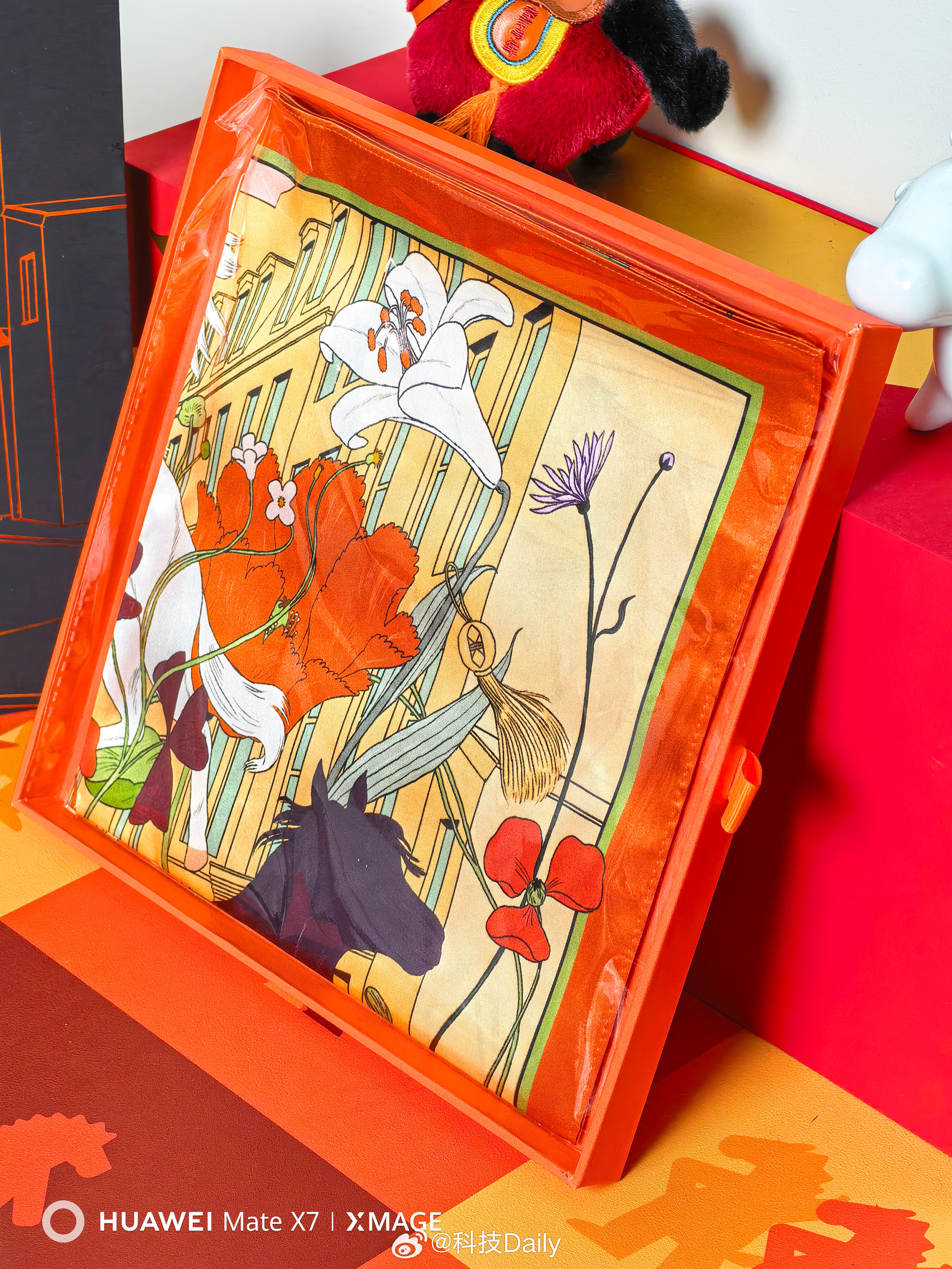 懂时尚还得是看智界。智界「橙意礼盒」开箱，马年丝巾，有“橙意”更有好寓意！马年主