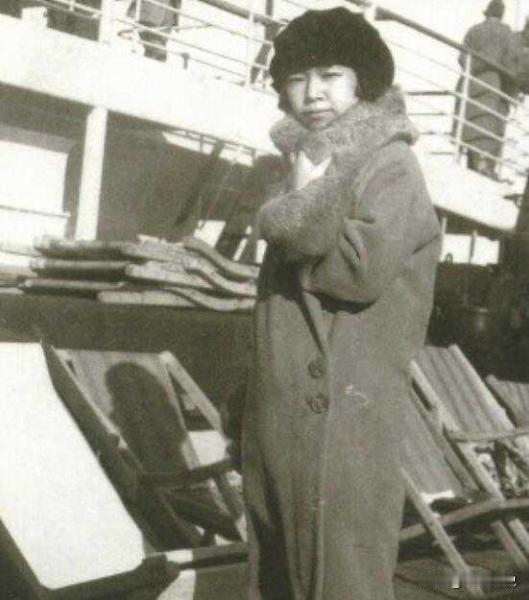 此人名叫施旦，是汪精卫的机要秘书兼情人，1938年汪精卫在越南公开投日后，她义无