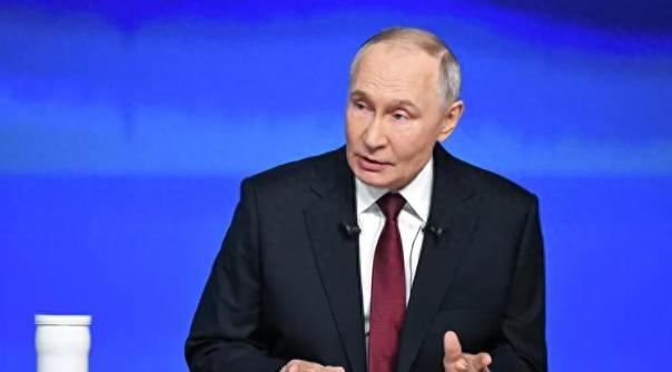 【普京调侃泽连斯基库皮扬斯克照片：到门口了为何不进城】俄罗斯总统普京在直播连线暨