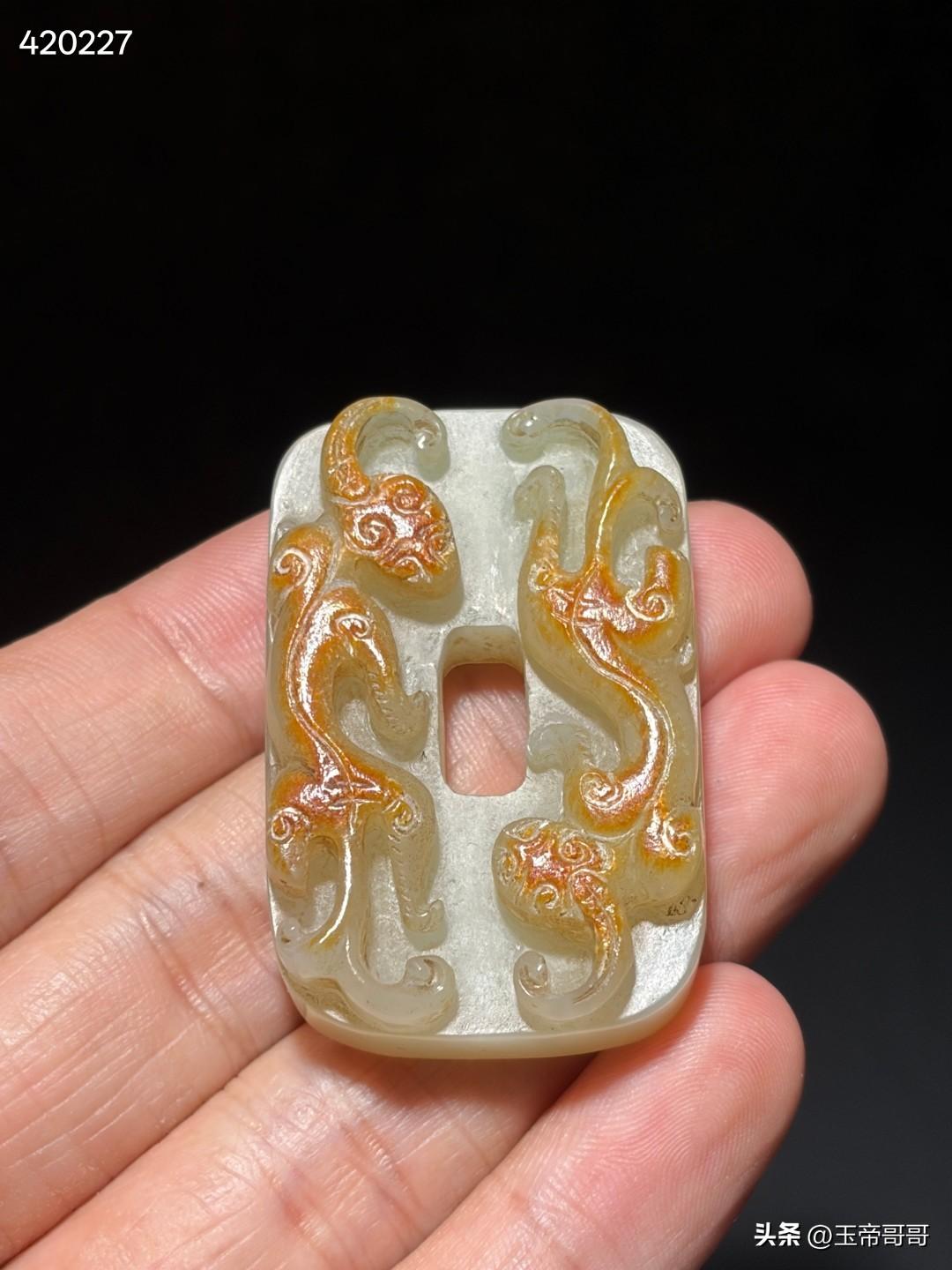 清和田玉籽料螭龙纹玉璧
尺寸4.5×2.9×1.2厘米