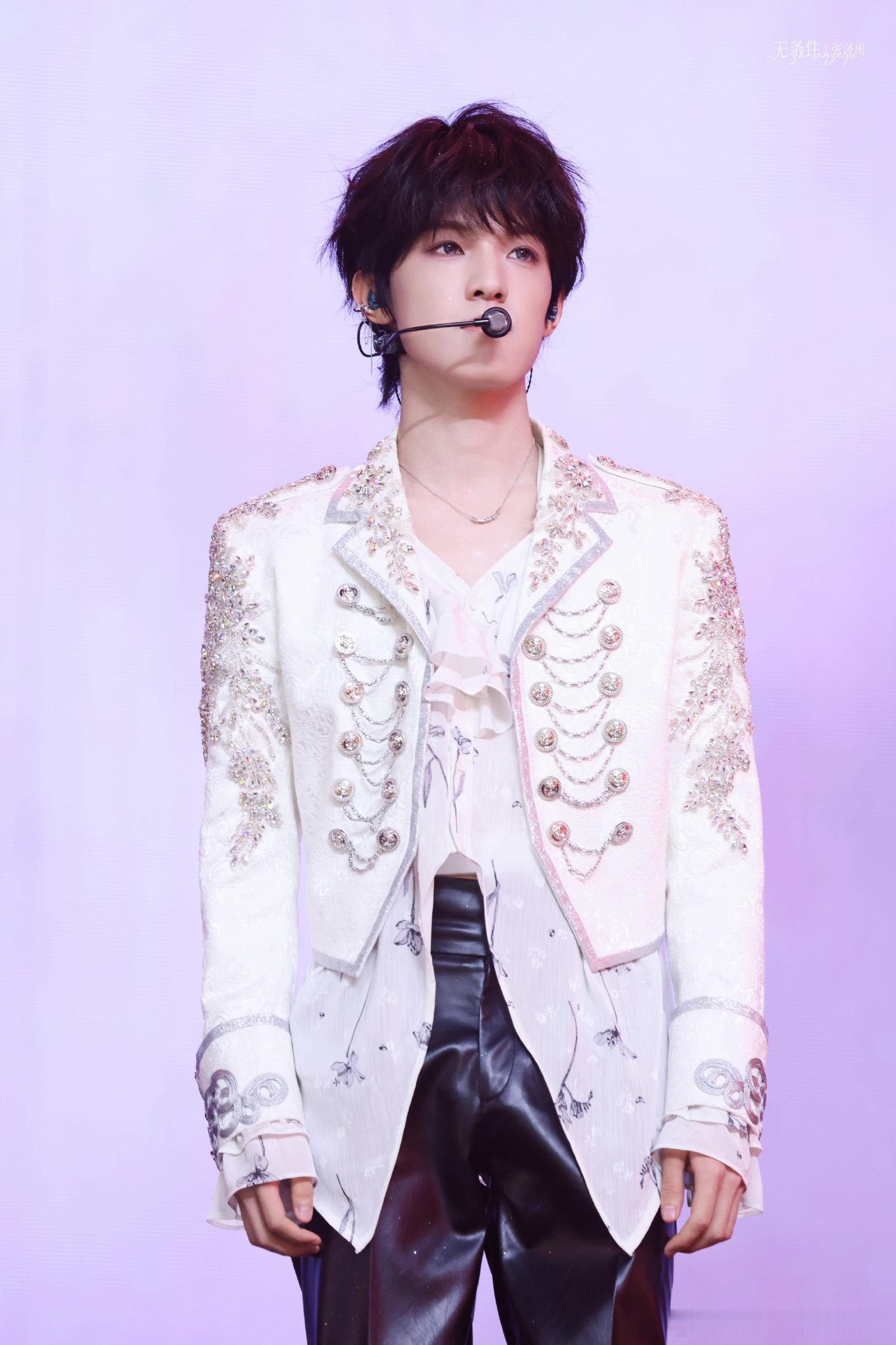 TOP演唱会内场灯海！朱志鑫黄海 张泽禹绿海 苏新皓红海哪家灯海更亮眼？TOP演